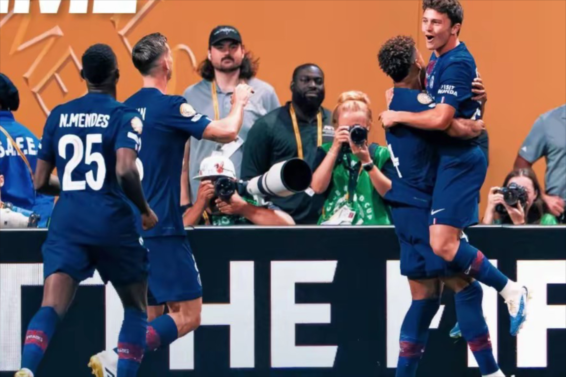 欧冠集结日走向成谜，上海海港复出首秀，话题不断，更衣室氛围转暖的简单介绍