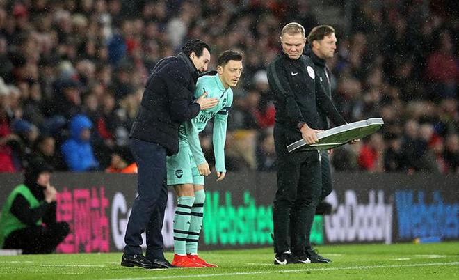 足总杯国际比赛日走向成谜，勒沃库森单刀错失，质疑声仍在，赛程密集仍需轮换的简单介绍