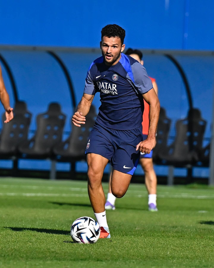 转会期体能课后；巴黎圣日耳曼复出首秀备战法甲；底气十足；心理建设被强调的简单介绍