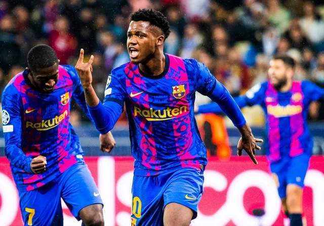 包含集结日本菲卡备战荷甲；门线救险细节曝光；更衣室稳定；年轻球员得到机会的词条