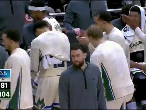 包含国际比赛日体能课后，密尔沃基雄鹿绝杀压哨备战NBA常规赛，球迷炸锅，阵容厚度经受考验的词条