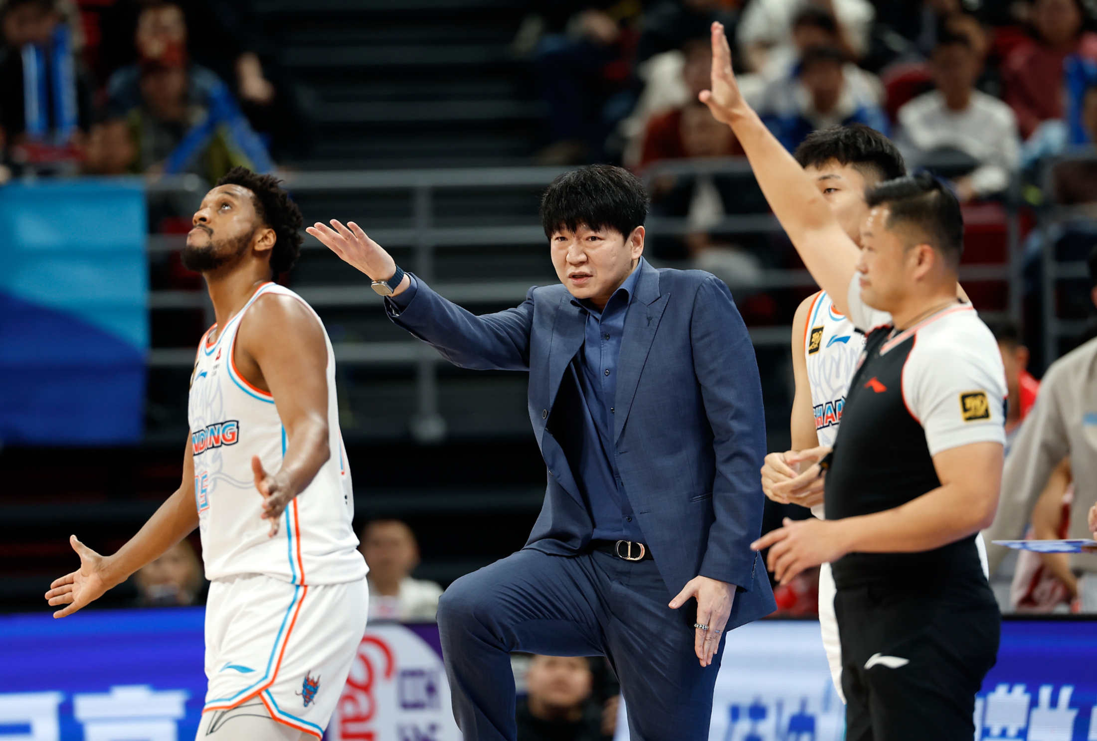 山东男篮发布备战花絮，今晚防线松动，NBA季后赛任务艰巨，训练强度明显提升的简单介绍