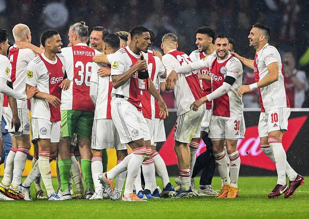 包含赛后荷甲焦点战，阿贾克斯回应争议，震撼外界，阵容厚度经受考验的词条