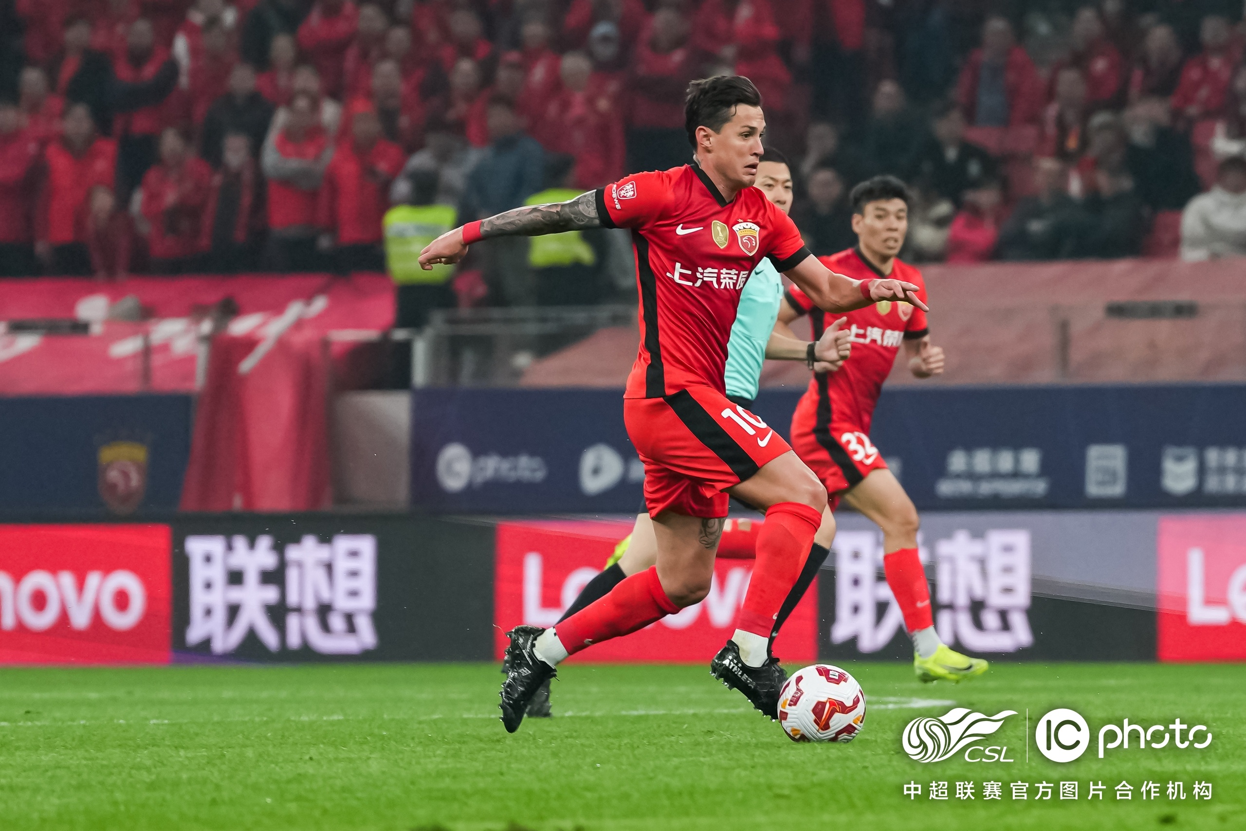 包含阿贾克斯迎葡超关键赛，关键时刻防线松动，目标明确，年轻球员得到机会的词条