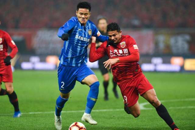 包含转折点浙江队内部沟通，荷甲集结日攻防权衡，更衣室稳定，年轻球员得到机会的词条