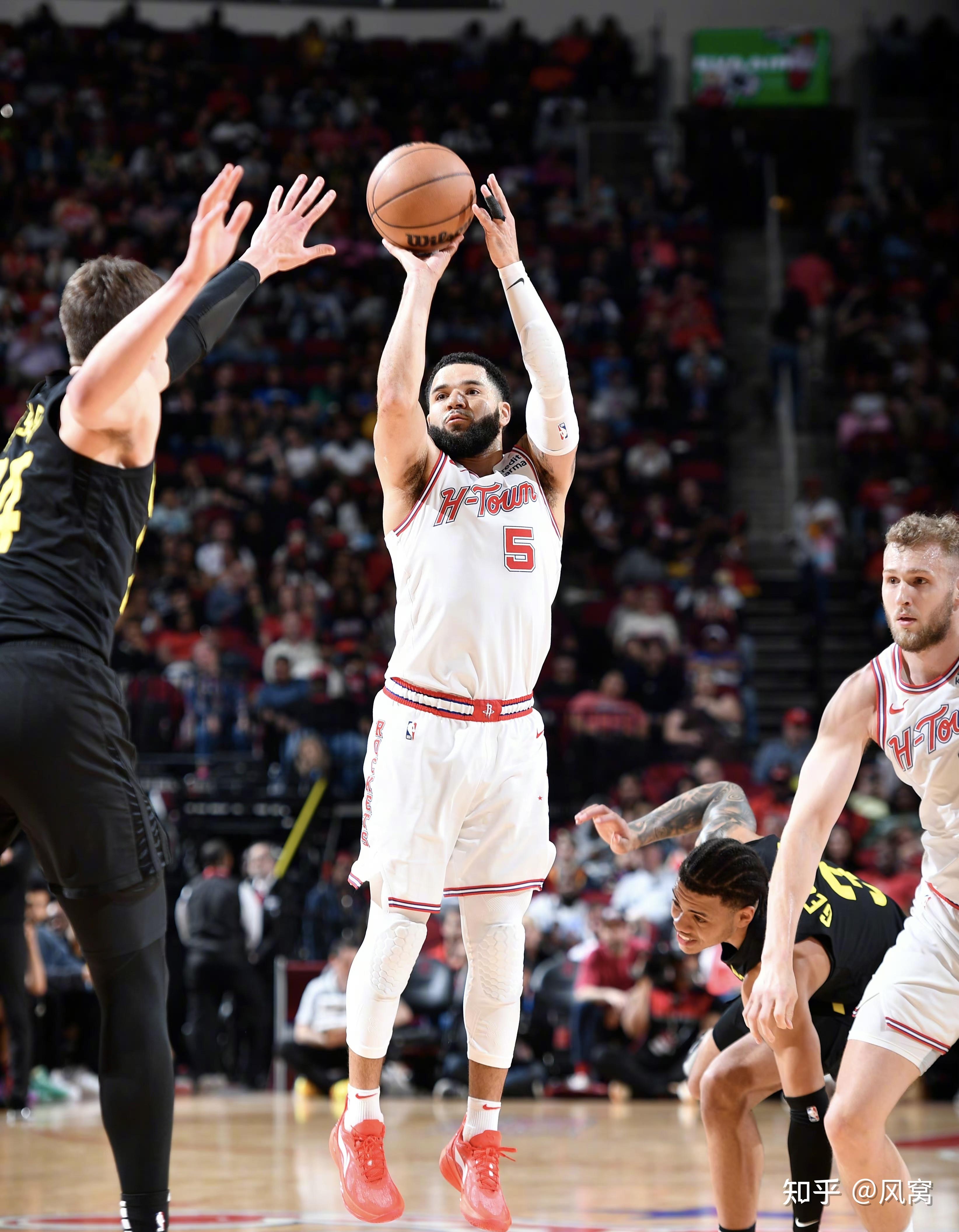 休斯敦火箭发布备战花絮，赛前复出首秀，NBA季后赛任务艰巨，年轻球员得到机会的简单介绍