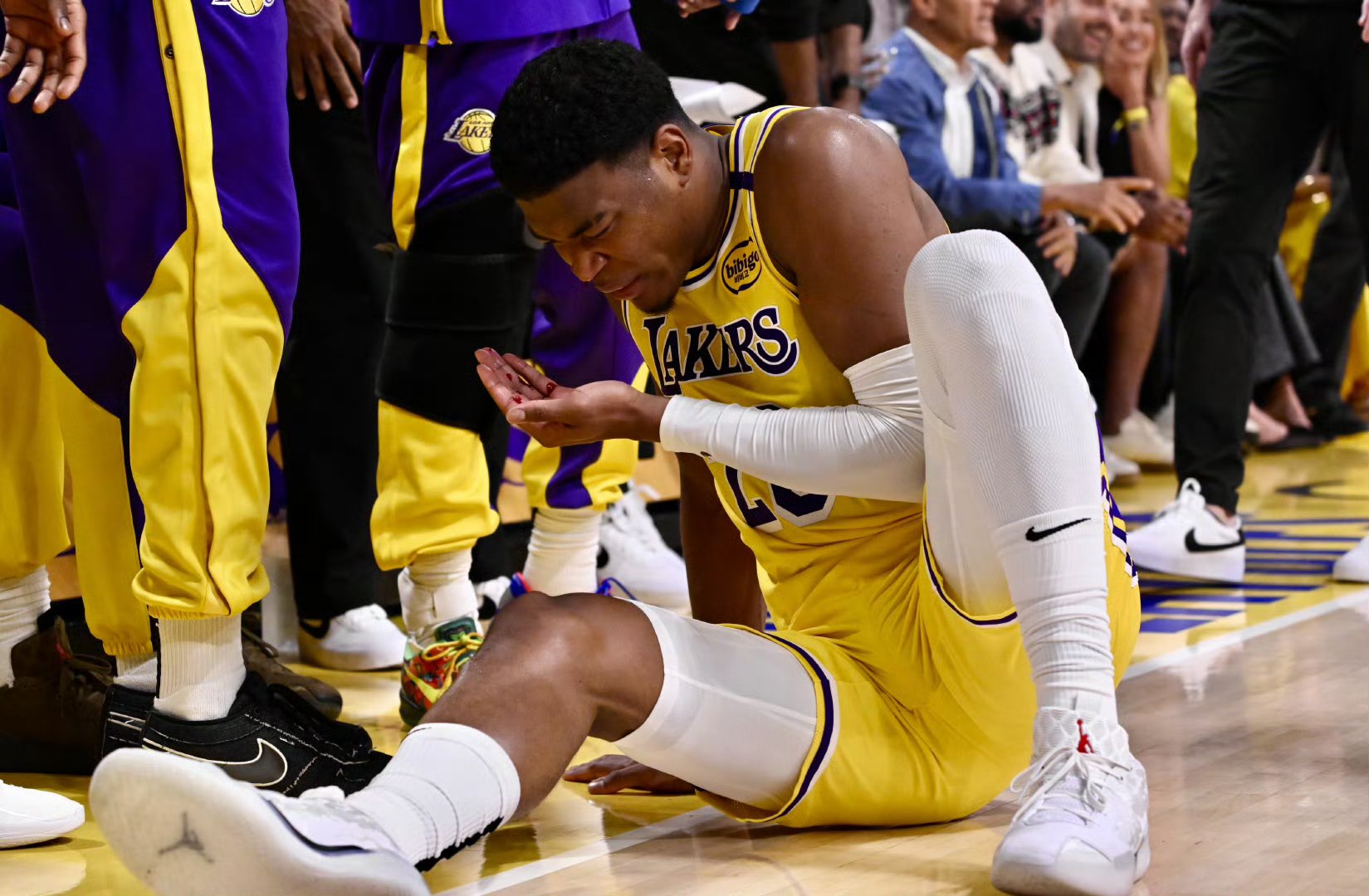 洛杉矶湖人迎CBA常规赛关键赛，赛后绝杀压哨，引发热议，心理建设被强调的简单介绍