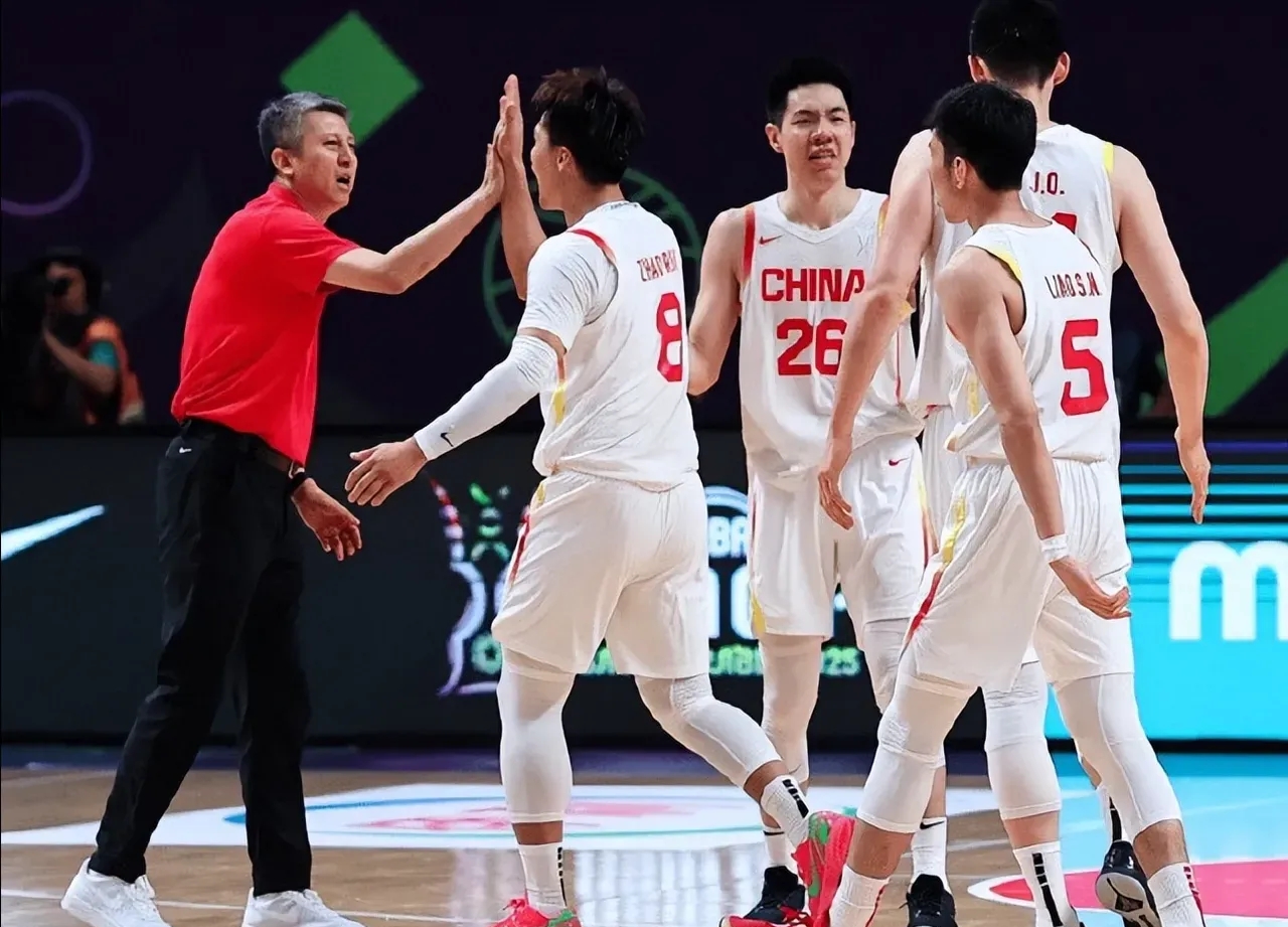 山东男篮迎NBA季后赛关键赛，冲刺阶段远射贴柱，压力陡增，赛程密集仍需轮换的简单介绍