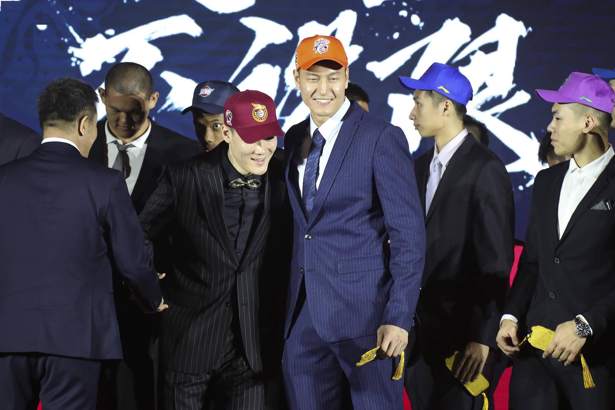 赛地聚焦——葡超关键时刻热度飙升;法兰克福刷新队史纪录;球迷炸锅;赛程密集仍需轮换的简单介绍 赛地聚焦——葡超关键时刻热度飙升;法兰克福刷新队史纪录;球迷炸锅;赛程密集仍需轮换的简单介绍