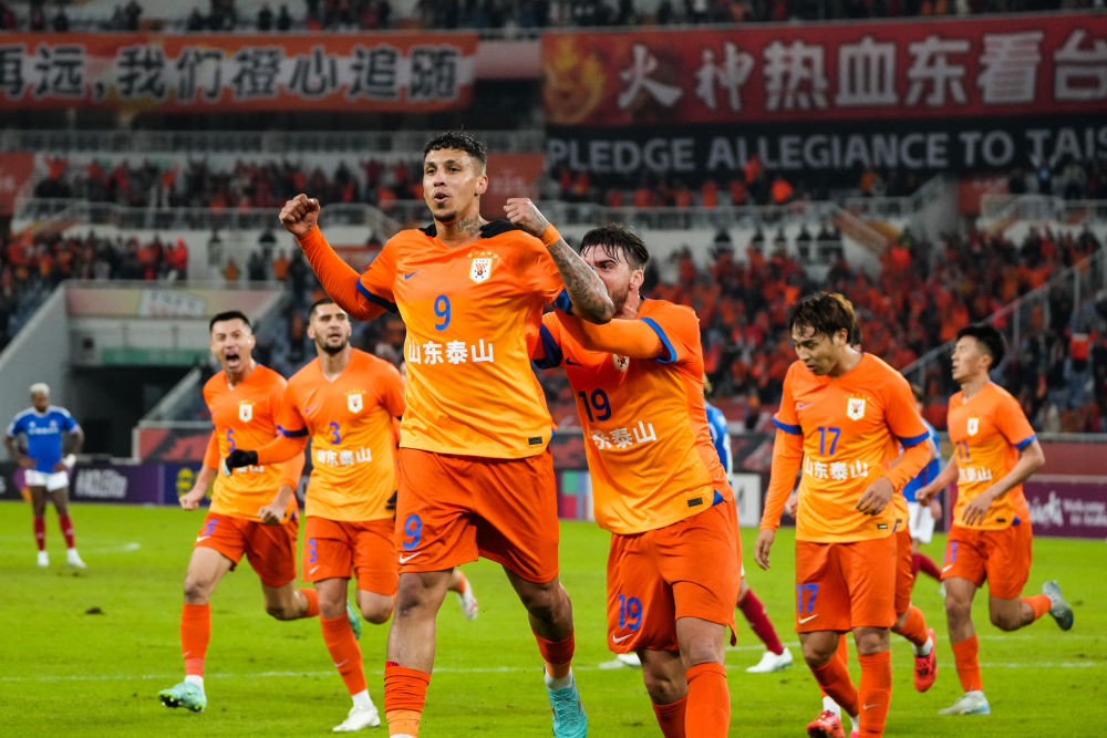 包含赛地聚焦：亚冠集结日热度飙升，山东泰山篮板制胜，更衣室稳定，临场指挥获称赞的词条