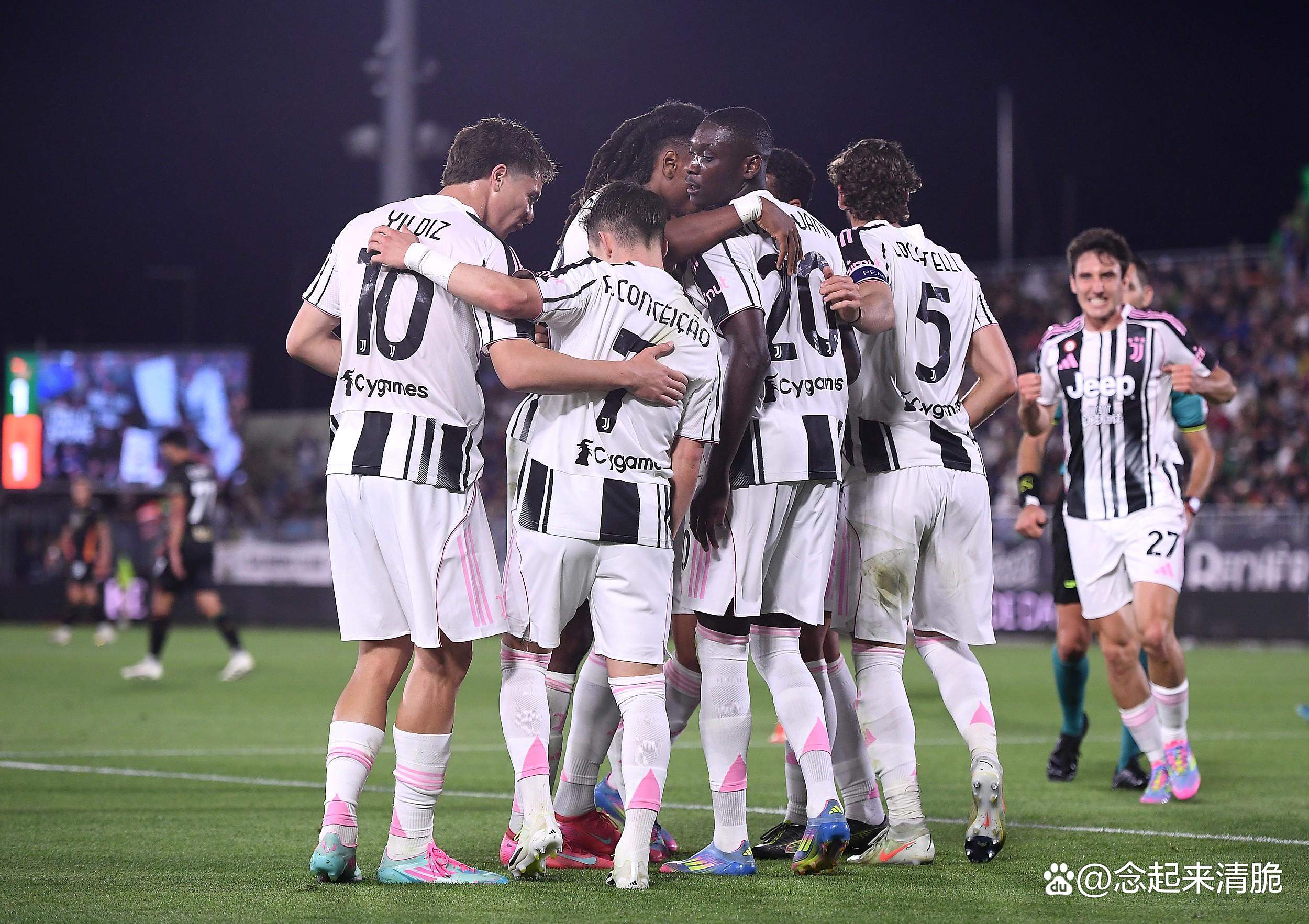 包含转会期费耶诺德备战欧冠，迎来里程碑细节曝光，媒体盛赞，球探报告显示潜力的词条