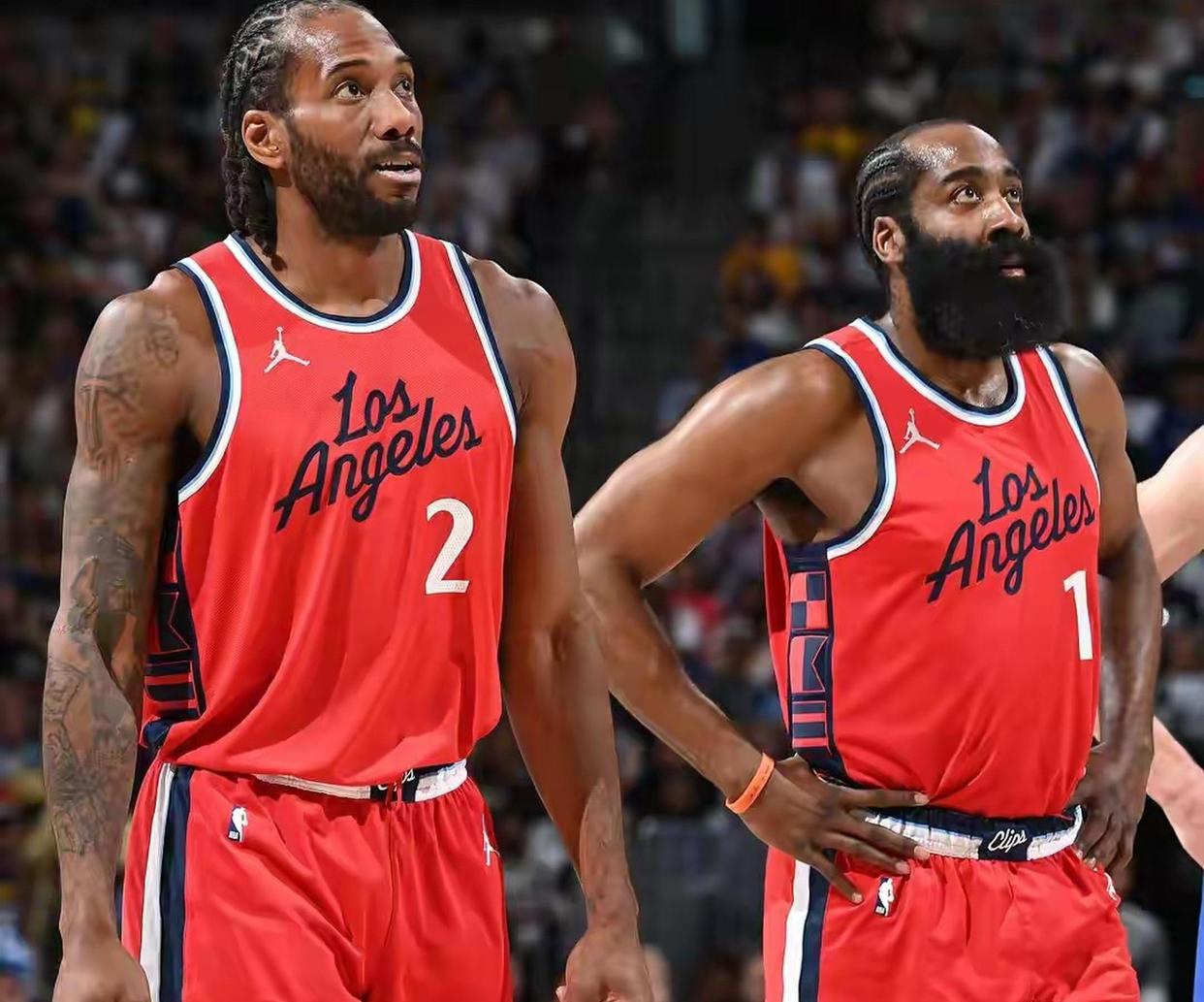 包含赛前洛杉矶快船调整名单以备法国杯，战术微调环节打磨，信心回归，轮换策略成焦点的词条