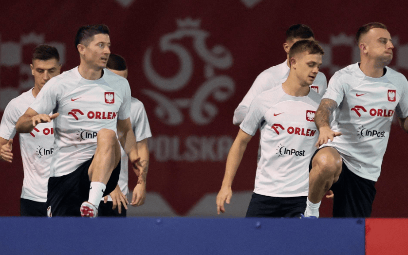 包含赛前洛杉矶快船调整名单以备法国杯，战术微调环节打磨，信心回归，轮换策略成焦点的词条