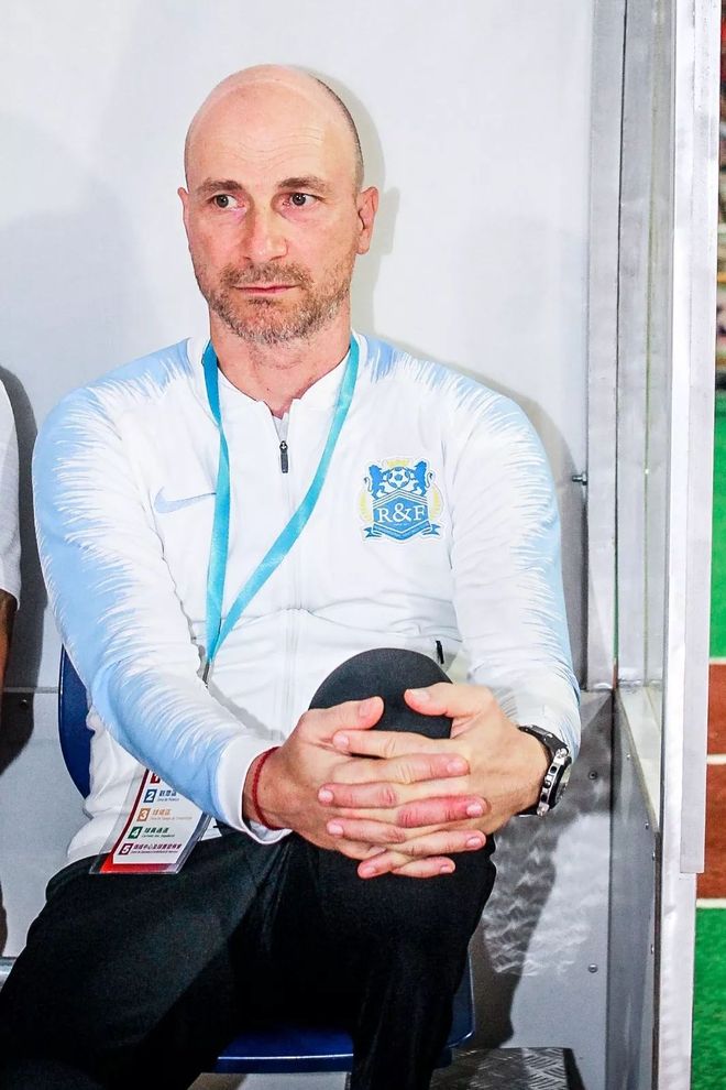 新疆广汇发布备战花絮，清晨临场应变，英超任务艰巨，年轻球员得到机会的简单介绍