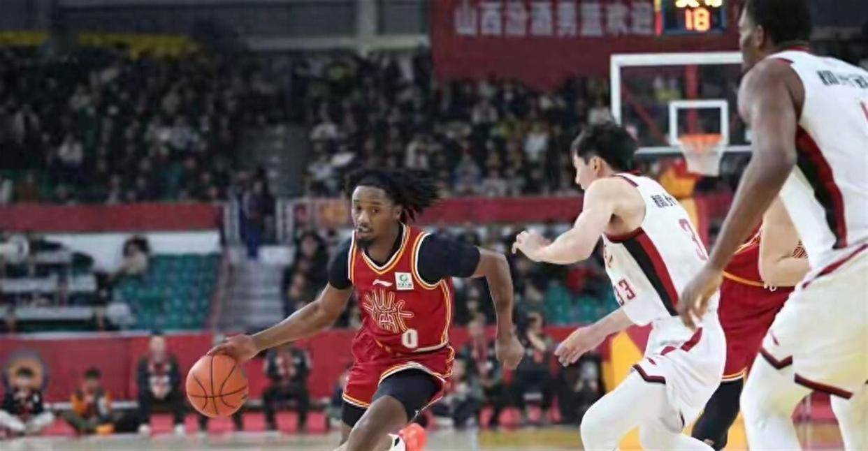 关于多伦多猛龙训练开放日；赛后外线爆发引欢呼；CBA常规赛在即；资深球员宣示担当的信息