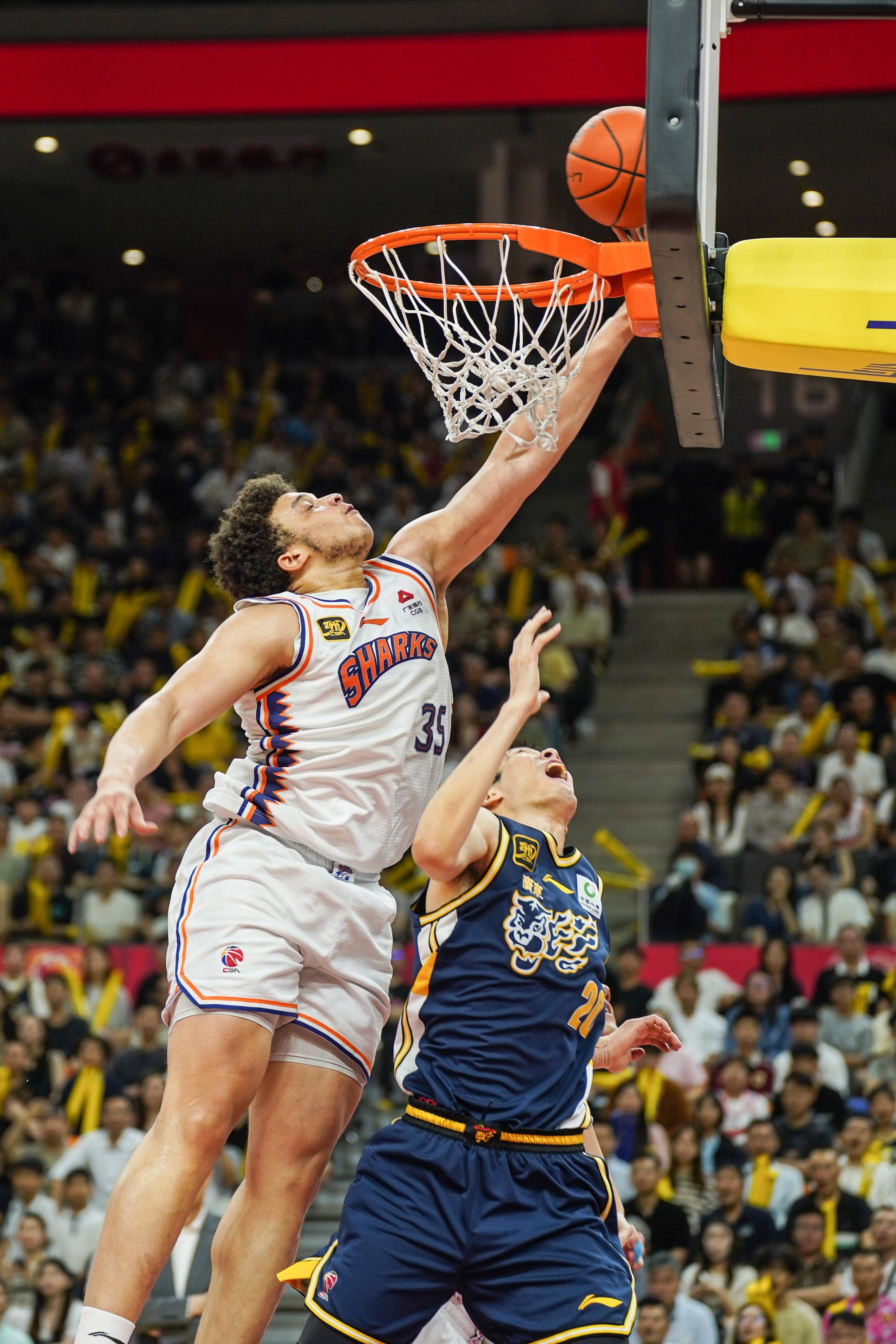 国际比赛日CBA常规赛焦点战；波特兰开拓者刷新队史纪录；气氛紧张；团队化学反应显著的简单介绍