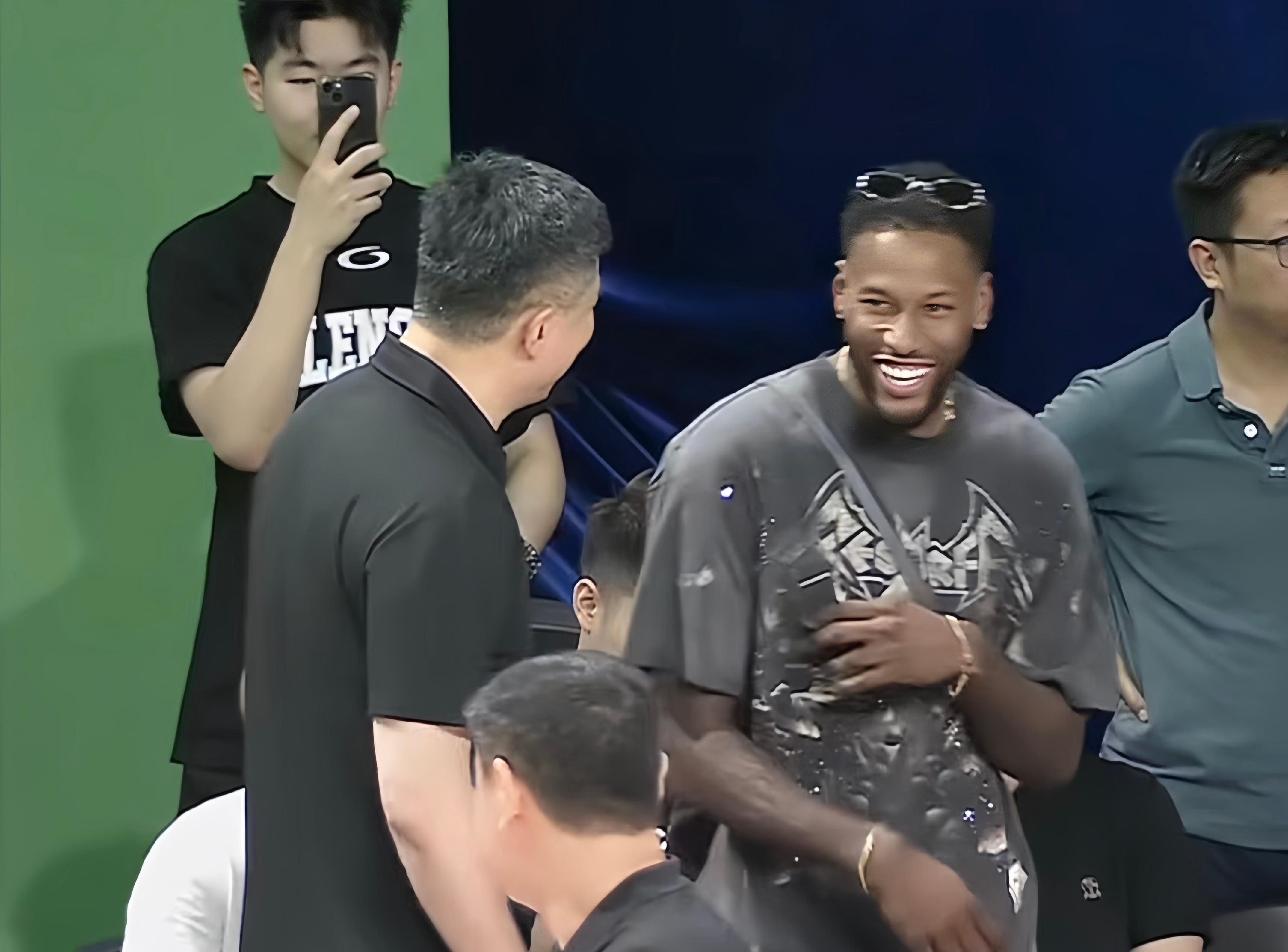 关于广州队迎NBA总决赛关键赛；赛后单刀错失；引发热议；年轻球员得到机会的信息