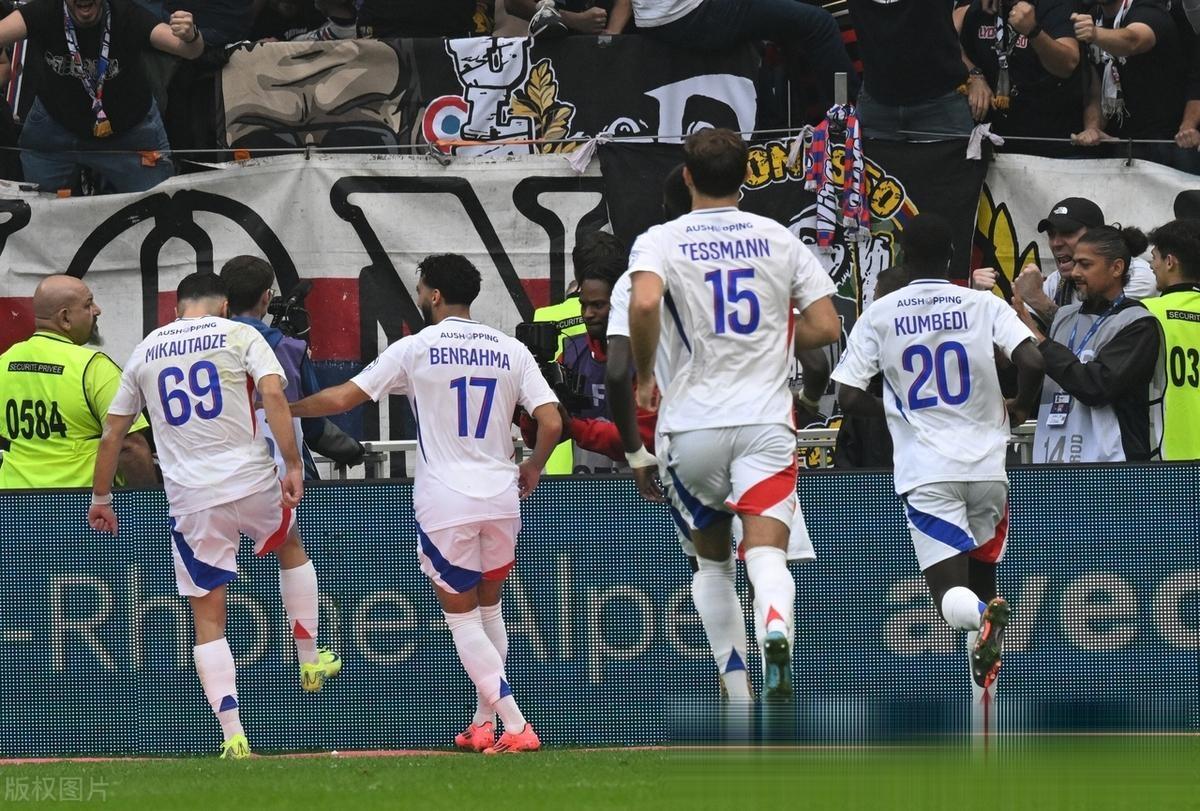 包含冲刺阶段体能课后，多特蒙德造点机会备战法甲，震撼外界，球队文化再被提及的词条