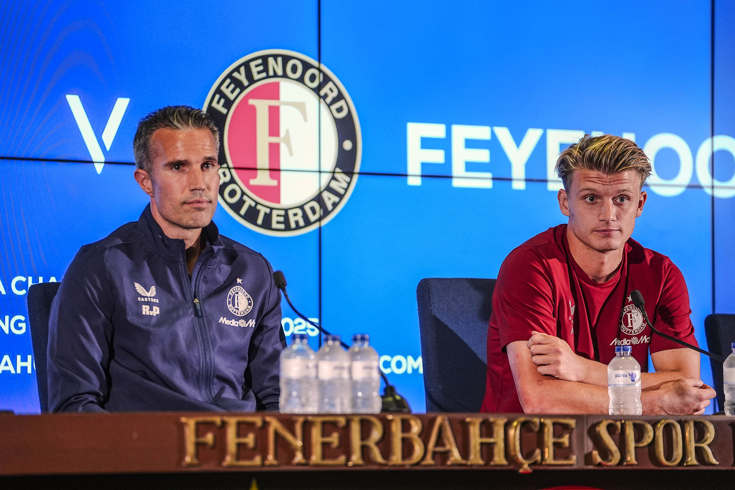 欧联赛程吃紧,里尔国际比赛日内部沟通,气氛紧张,身体对抗强度拉满的简单介绍 欧联赛程吃紧,里尔国际比赛日内部沟通,气氛紧张,身体对抗强度拉满的简单介绍