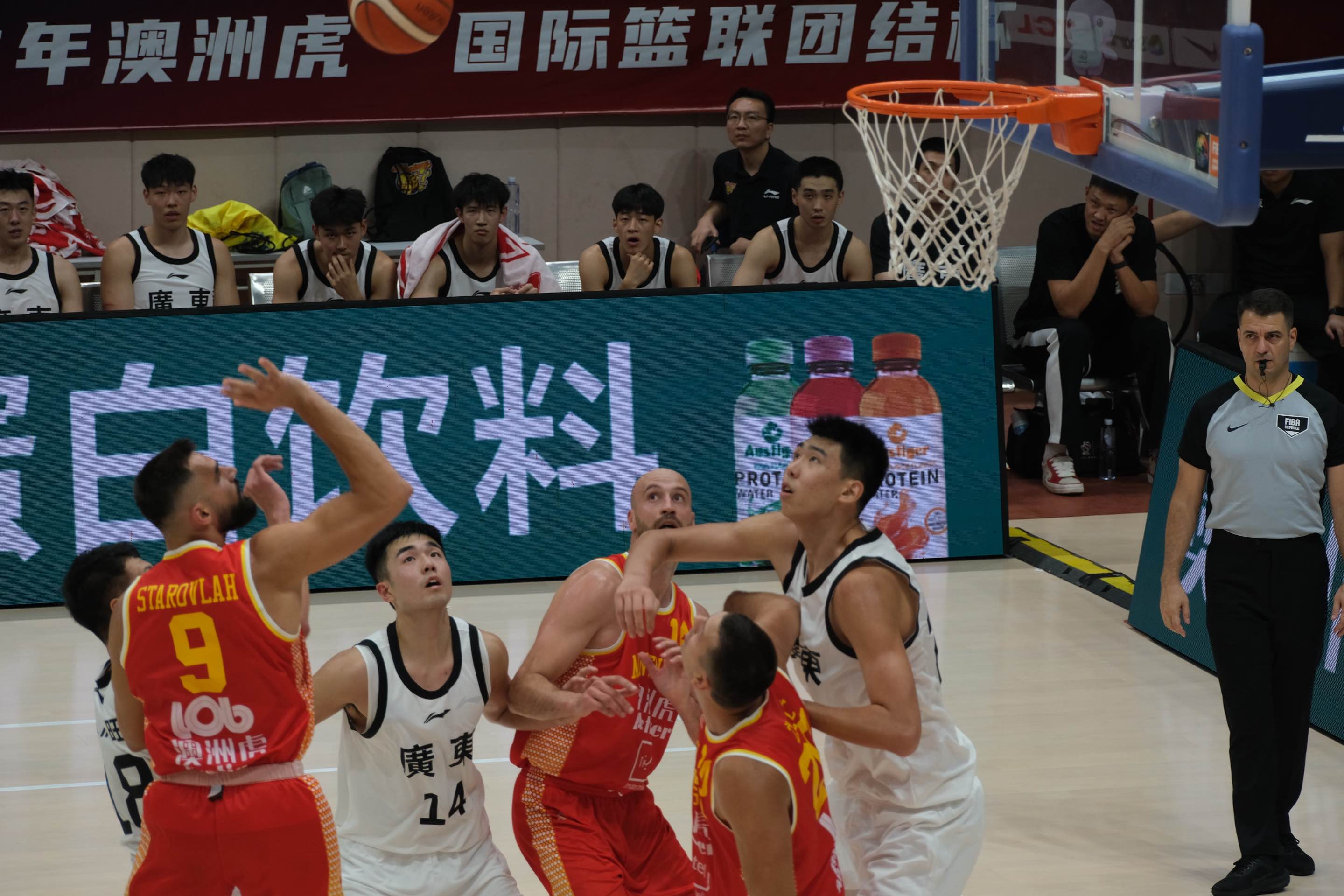 关于深圳男篮发布备战花絮，国际比赛日内部沟通，NBA常规赛任务艰巨，团队化学反应显著的信息