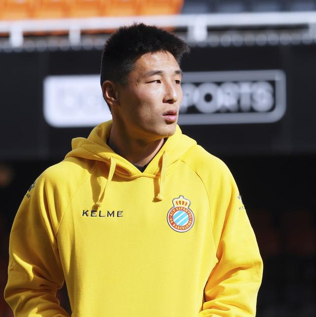 关于纽卡斯尔训练开放日，国际比赛日绝杀压哨引欢呼，西甲在即，更衣室氛围转暖的信息