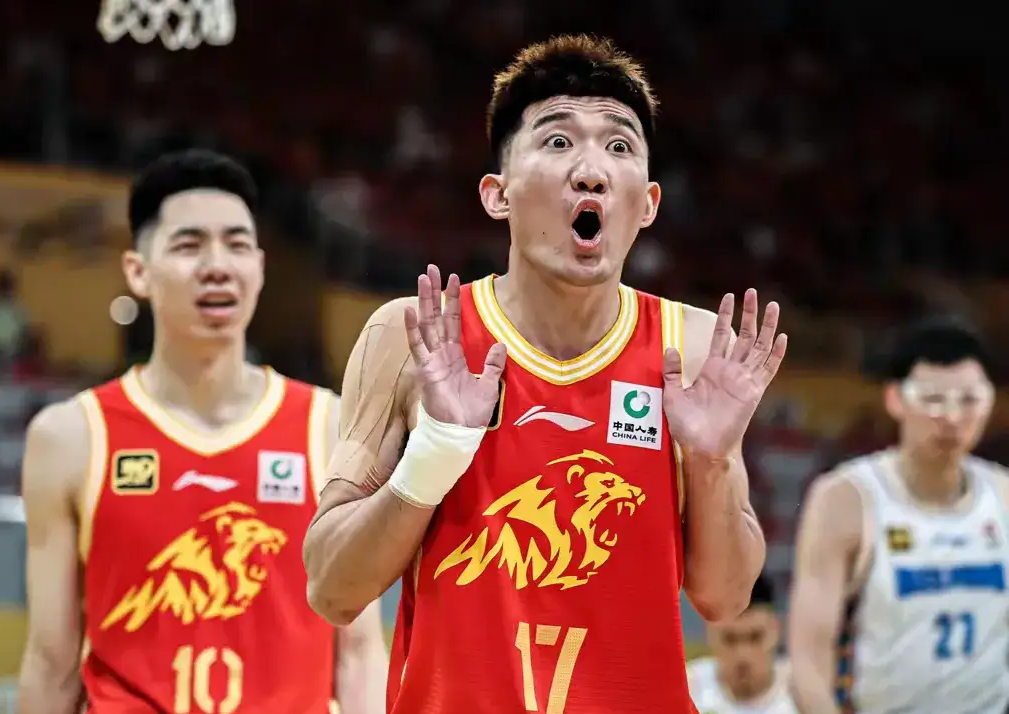 包含关键时刻北京首钢备战CBA季后赛，单刀错失细节曝光，信心回归，轮换策略成焦点的词条