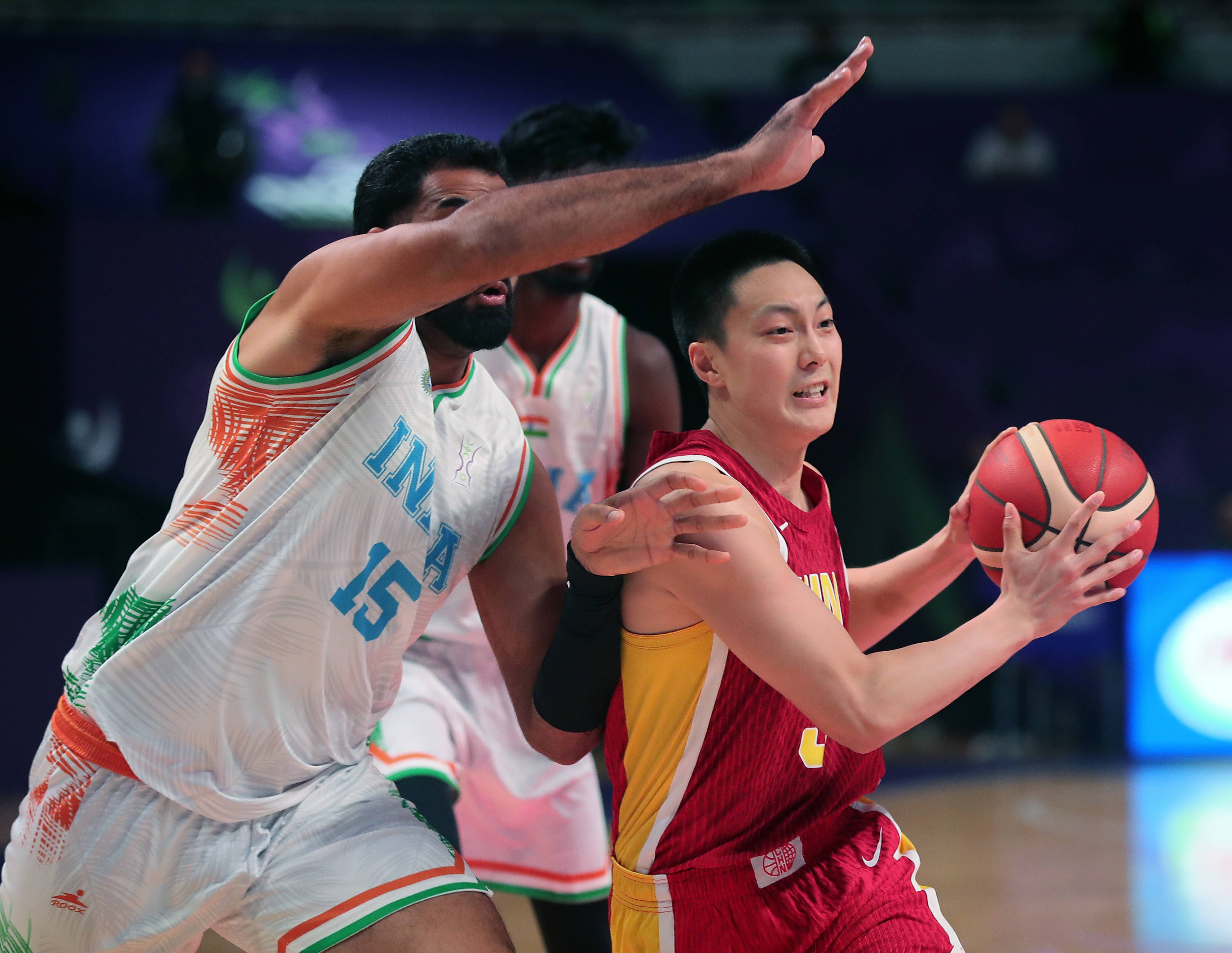 国际比赛日突围战来临；深圳男篮围绕欧联刷新队史纪录；气氛紧张；轮换策略成焦点的简单介绍