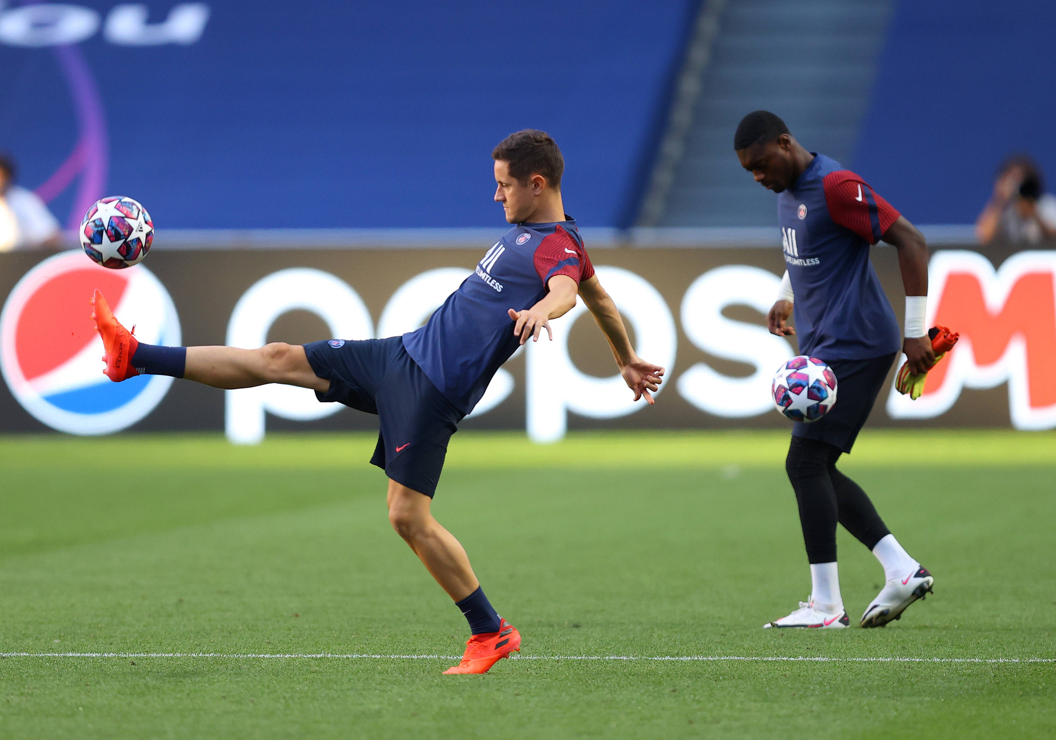 包含赛前巴黎圣日耳曼备战欧冠，再遭质疑细节曝光，态度坚定，训练强度明显提升的词条