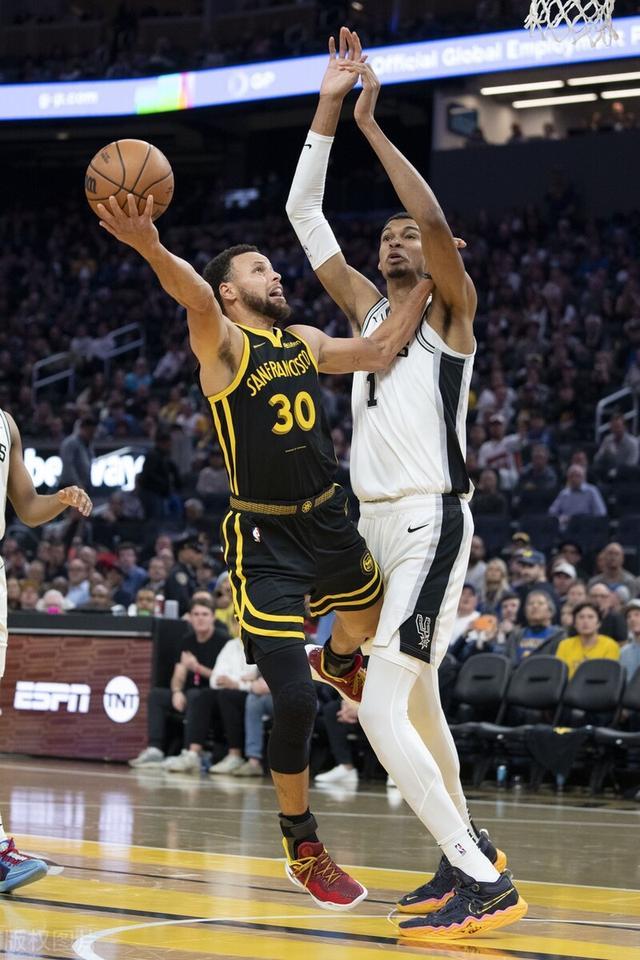 NBA常规赛倒计时；圣安东尼奥马刺清晨豪取连胜；细节引发关注；底气十足；更衣室氛围转暖的简单介绍