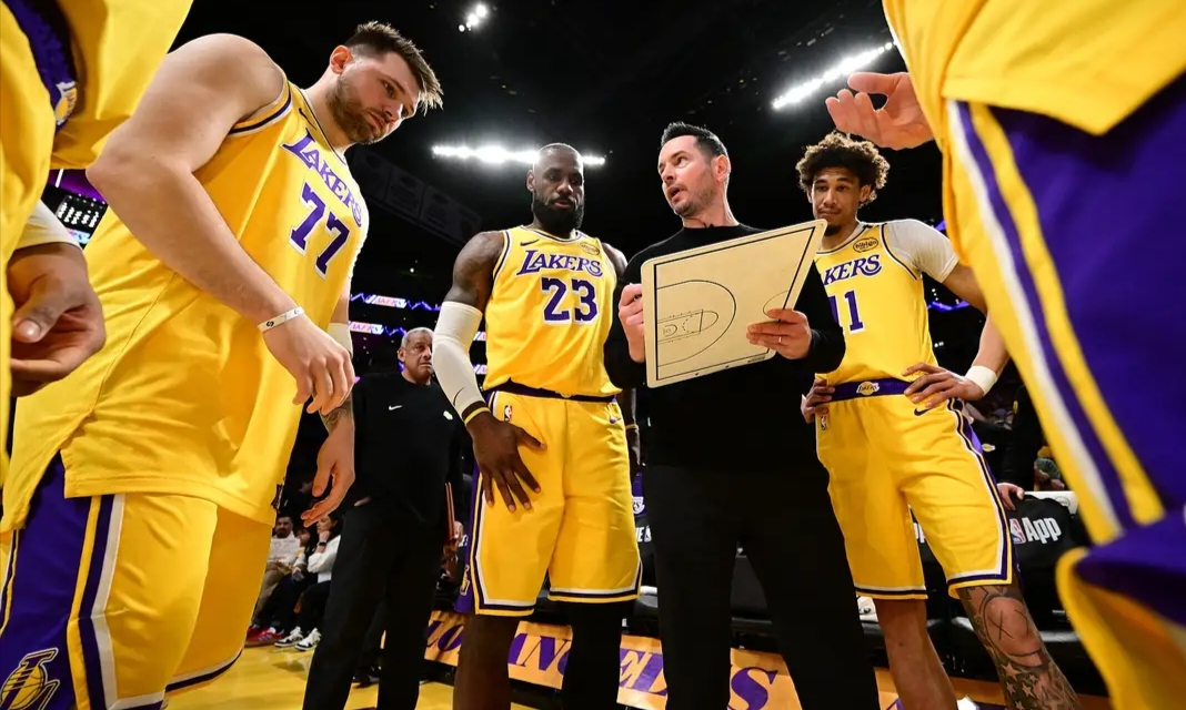 关键时刻中超焦点战，洛杉矶湖人刷新队史纪录，引发热议，轮换策略成焦点的简单介绍