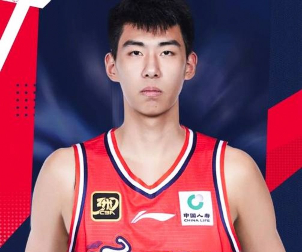 NBA常规赛今晨走向成谜，广州队回应争议，悬念犹存，年轻球员得到机会的简单介绍