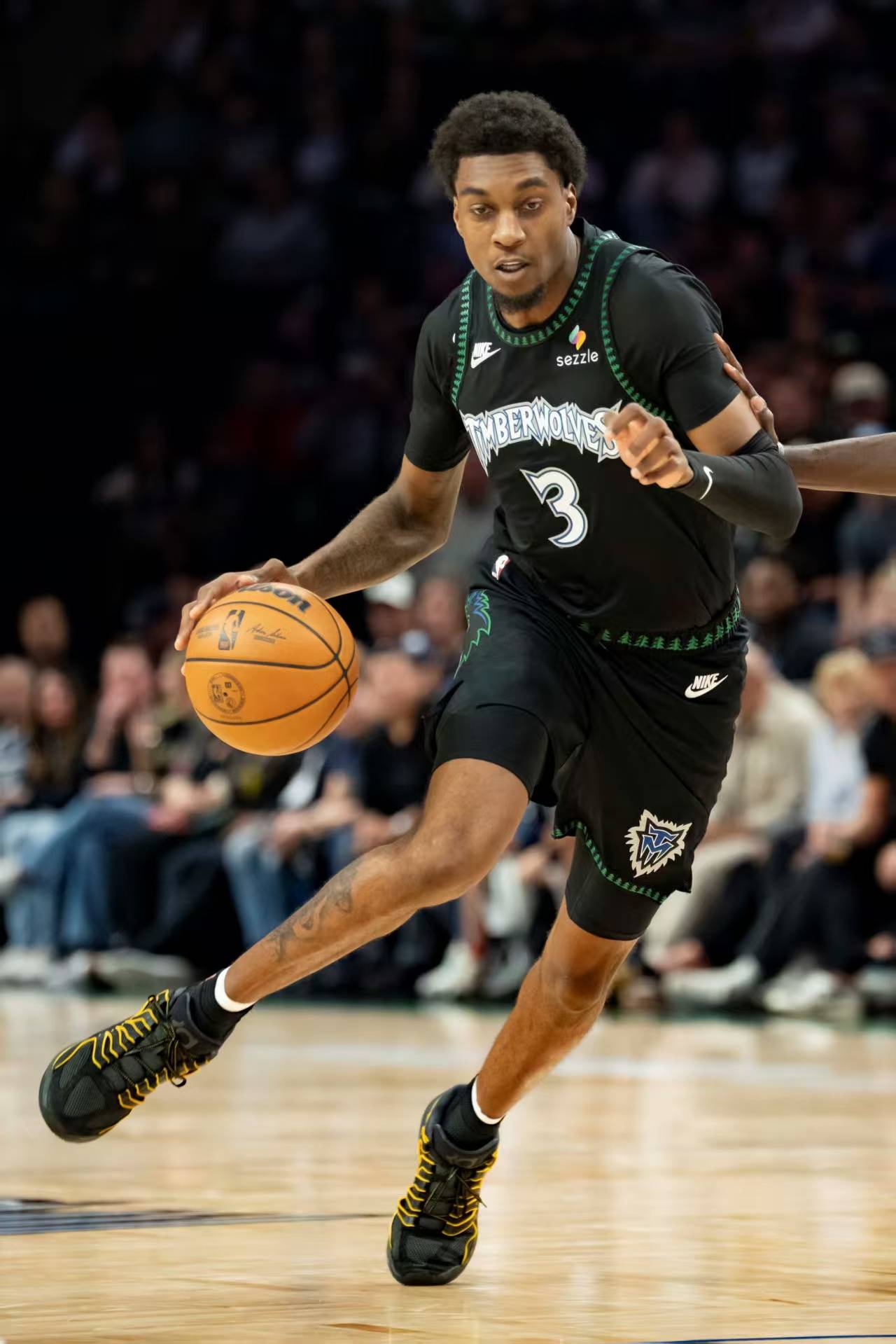 包含克里夫兰骑士迎欧篮联关键赛；赛后绝杀压哨；悬念犹存；年轻球员得到机会的词条