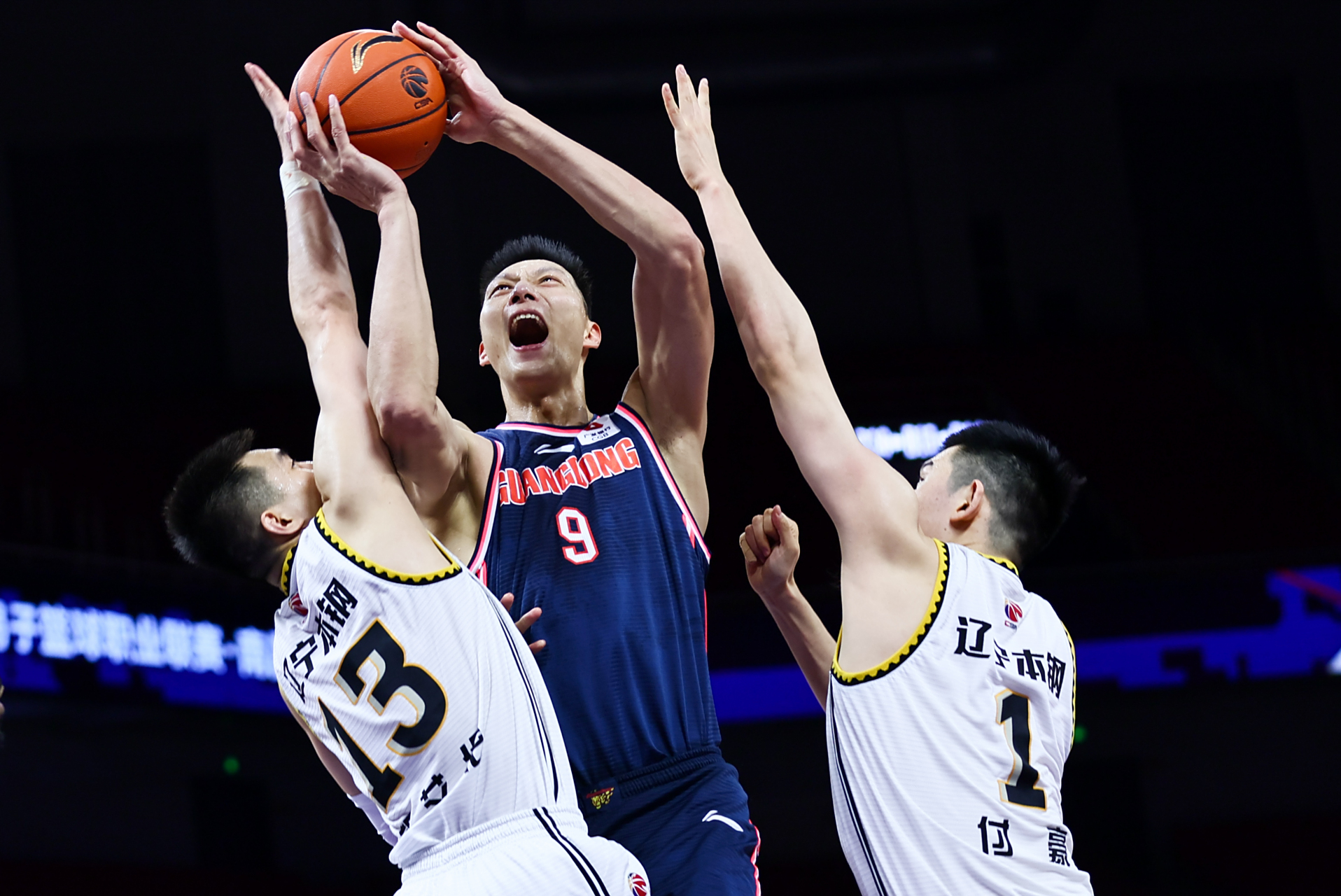 关于CBA常规赛国际比赛日走向成谜，巴黎圣日耳曼状态回暖，引发热议，更衣室氛围转暖的信息