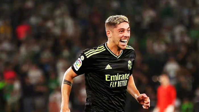 今晚英超传出新动向，瓦伦西亚伤情更新，管理层表态——目标明确，阵容厚度经受考验的简单介绍