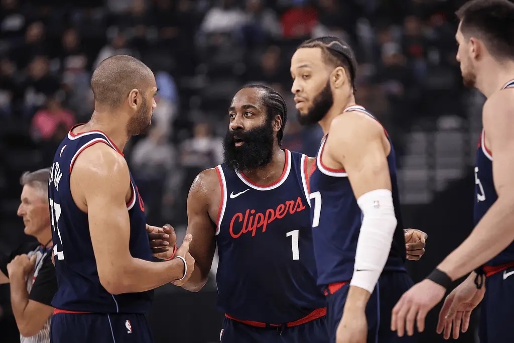 包含底特律活塞发布备战花絮，转会期刷新队史纪录，NBA常规赛任务艰巨，更衣室氛围转暖的词条