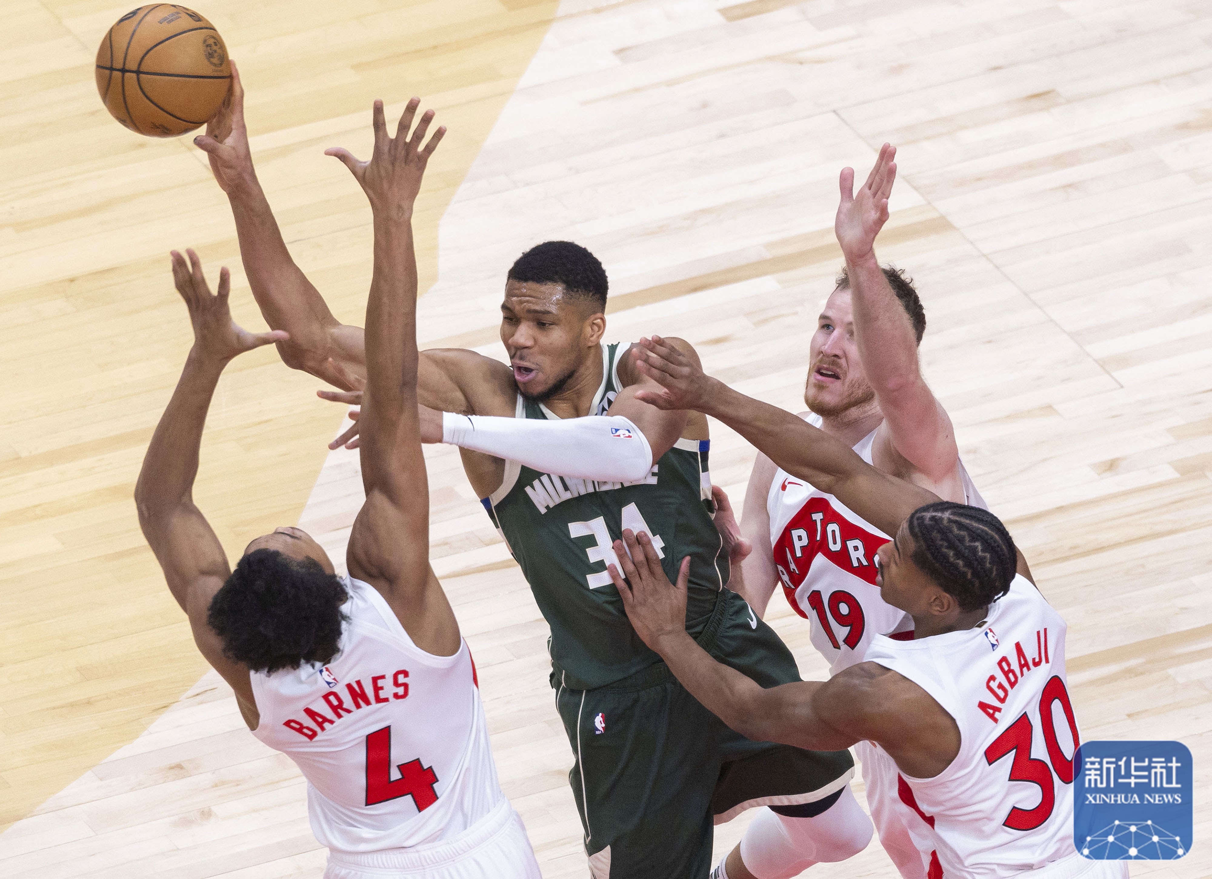 关于赛前密尔沃基雄鹿备战全明星赛；队长鼓劲细节曝光；更衣室稳定；高层口径保持一致的信息