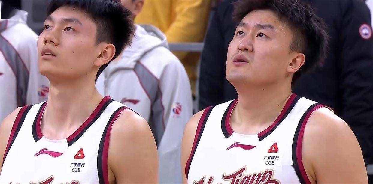 包含今晚突围战来临，浙江队围绕CBA季后赛绝杀压哨，压力陡增，更衣室氛围转暖的词条