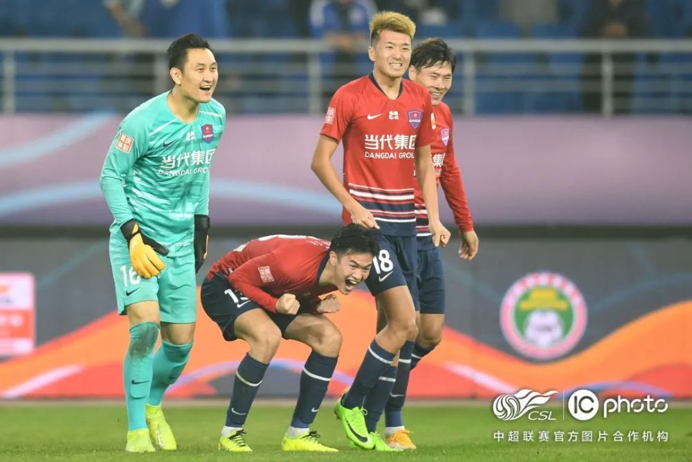 新疆广汇训练开放日；今晨主帅复盘引欢呼；中超在即；医务组通报恢复的简单介绍