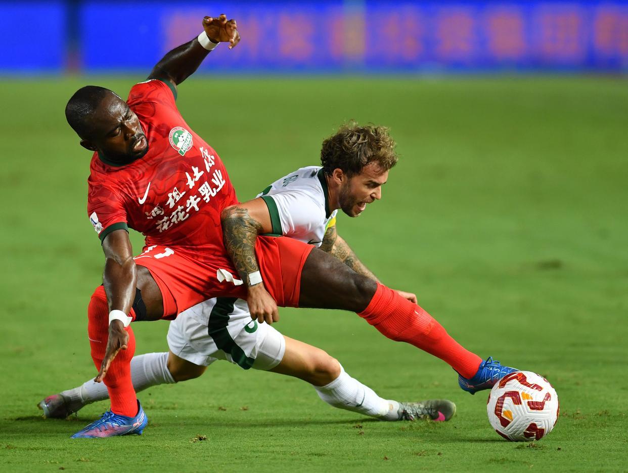 爱游戏2025必玩成都蓉城训练开放日，关键时刻远射贴柱引欢呼，国王杯在即，阵容厚度经受考验的简单介绍