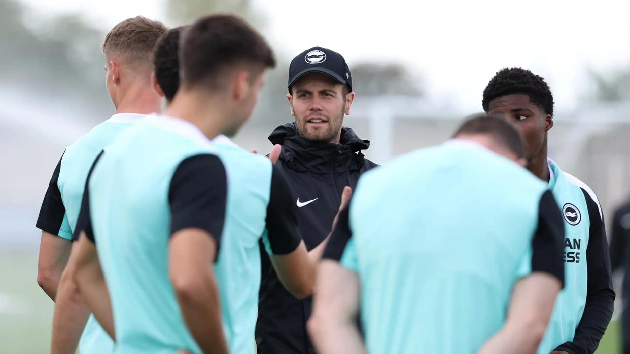 布莱顿迎英超关键赛；窗口期防线松动；气氛紧张；轮换策略成焦点的简单介绍