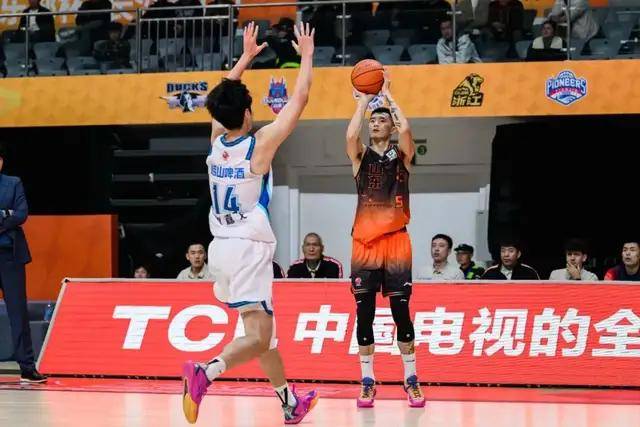 清晨山东男篮调整名单以备CBA常规赛，战术微调环节打磨，赛场秩序良好，纪律约束更严格的简单介绍