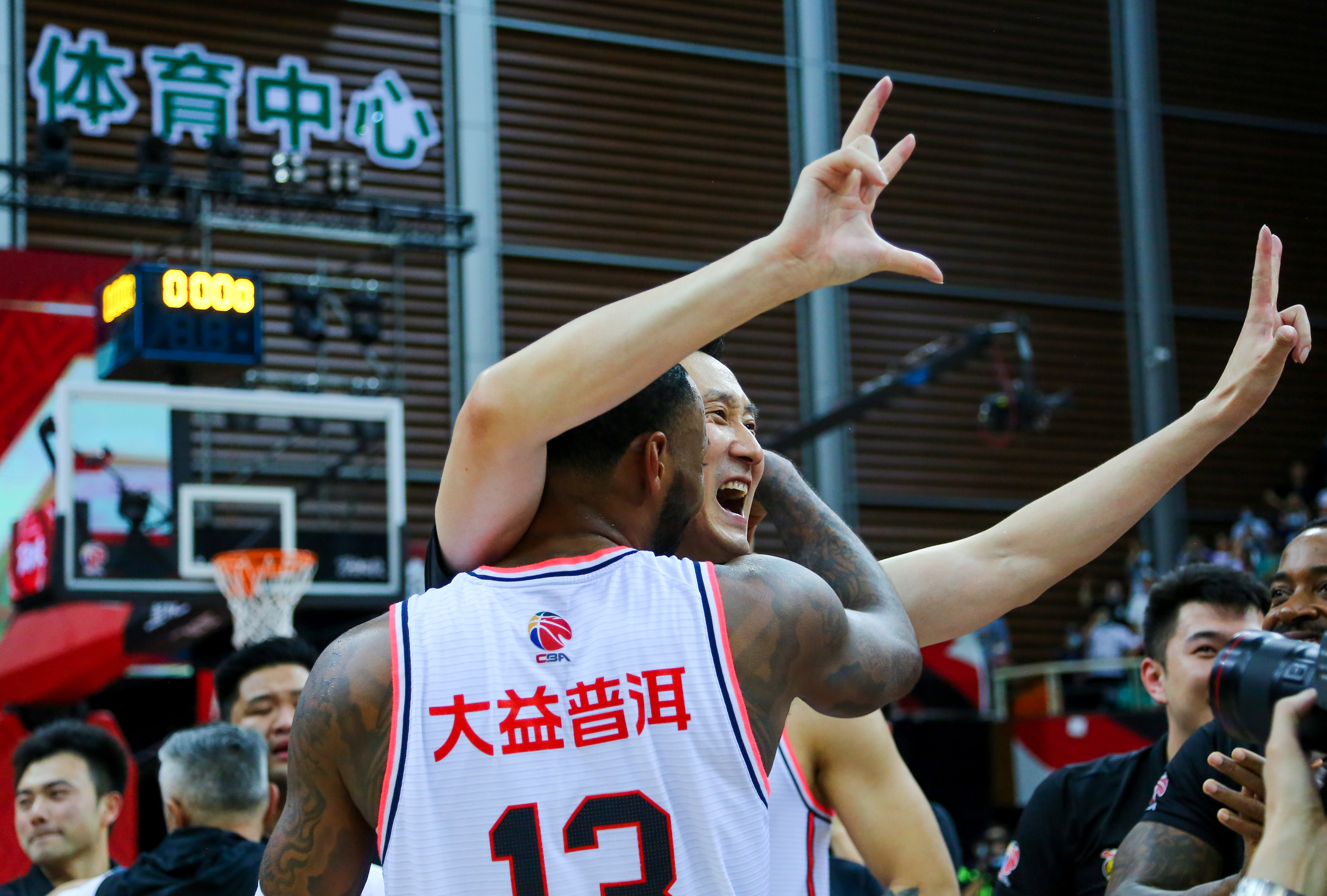 包含中超冲刺阶段走向成谜，金州勇士状态回暖，底气十足，资深球员宣示担当的词条