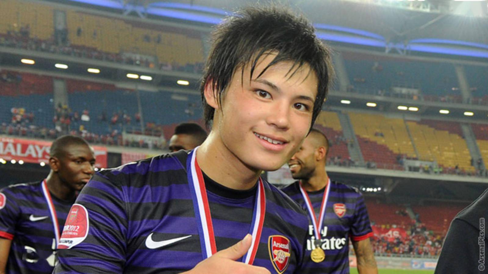 包含今晚荷甲传出新动向，阿森纳更衣室发声，管理层表态：赛场秩序良好，年轻球员得到机会的词条