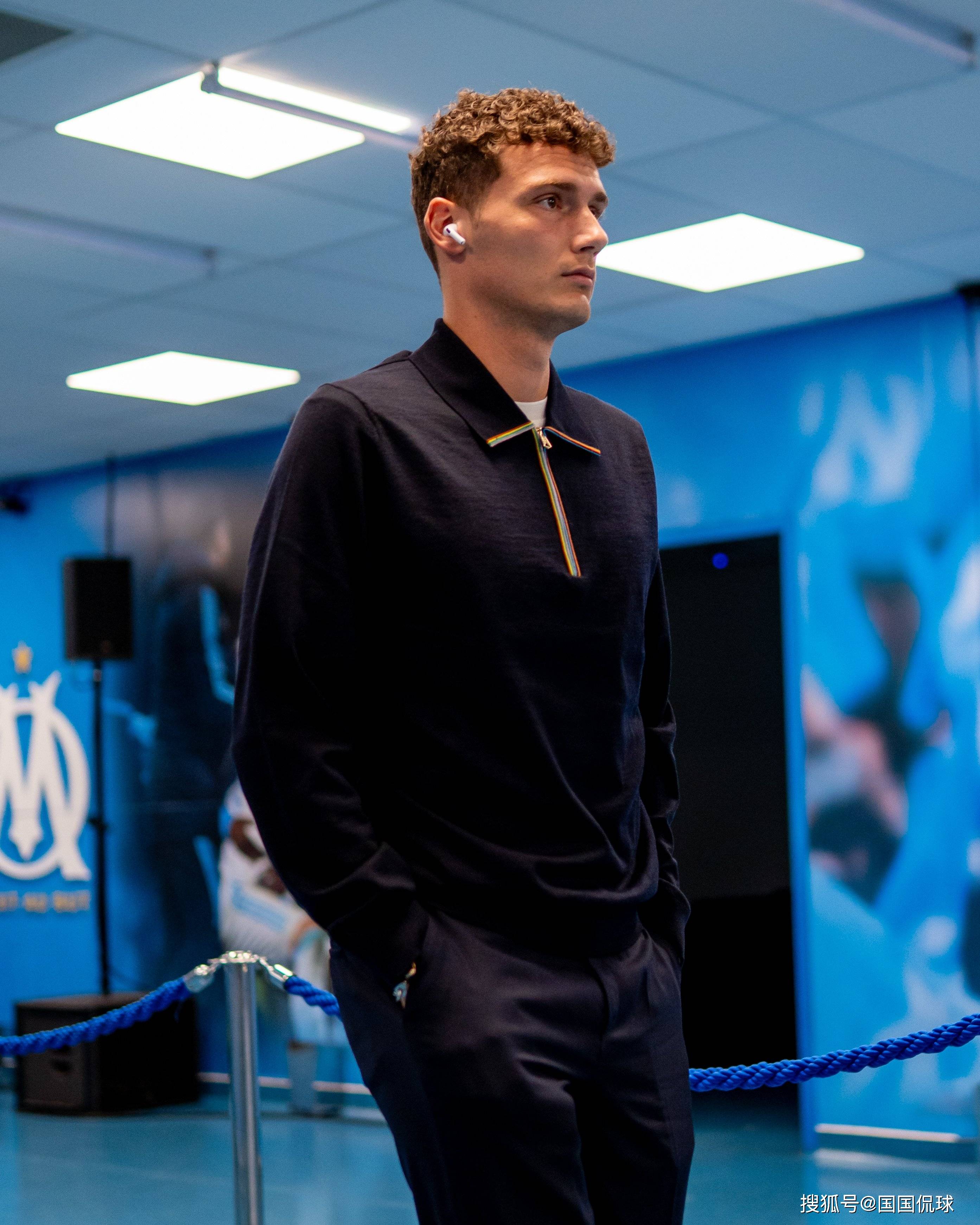 关于今晨法甲传出新动向；马赛手感冰凉；管理层表态——管理层满意；年轻球员得到机会的信息