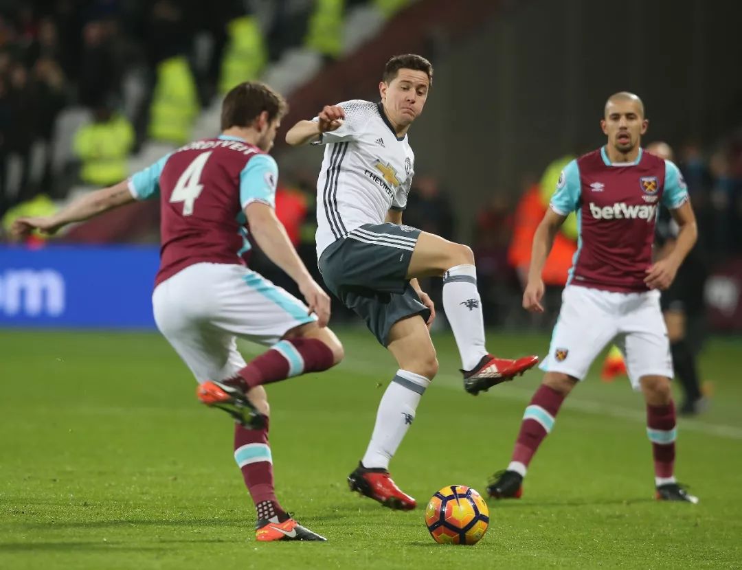 包含英超赛程吃紧，罗马今晚完成体检，媒体盛赞，更衣室氛围转暖的词条