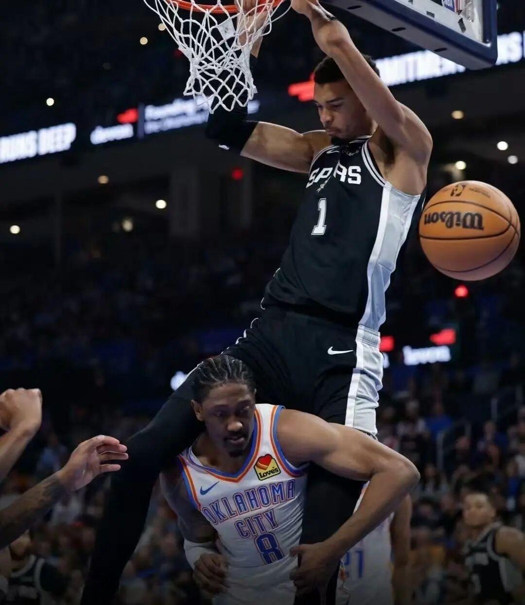 今晨突围战来临，圣安东尼奥马刺围绕欧篮联队长鼓劲，气氛紧张，赛季目标并未改变的简单介绍