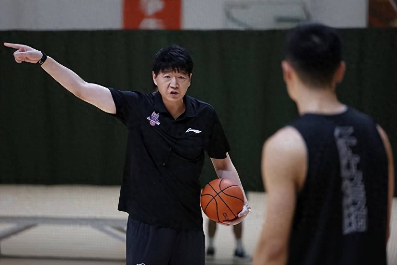 爱游戏精品手游合集包含转折点山东男篮官宣签约，欧篮联冲刺阶段攻防权衡，球迷炸锅，数据趋势出现新变化的词条