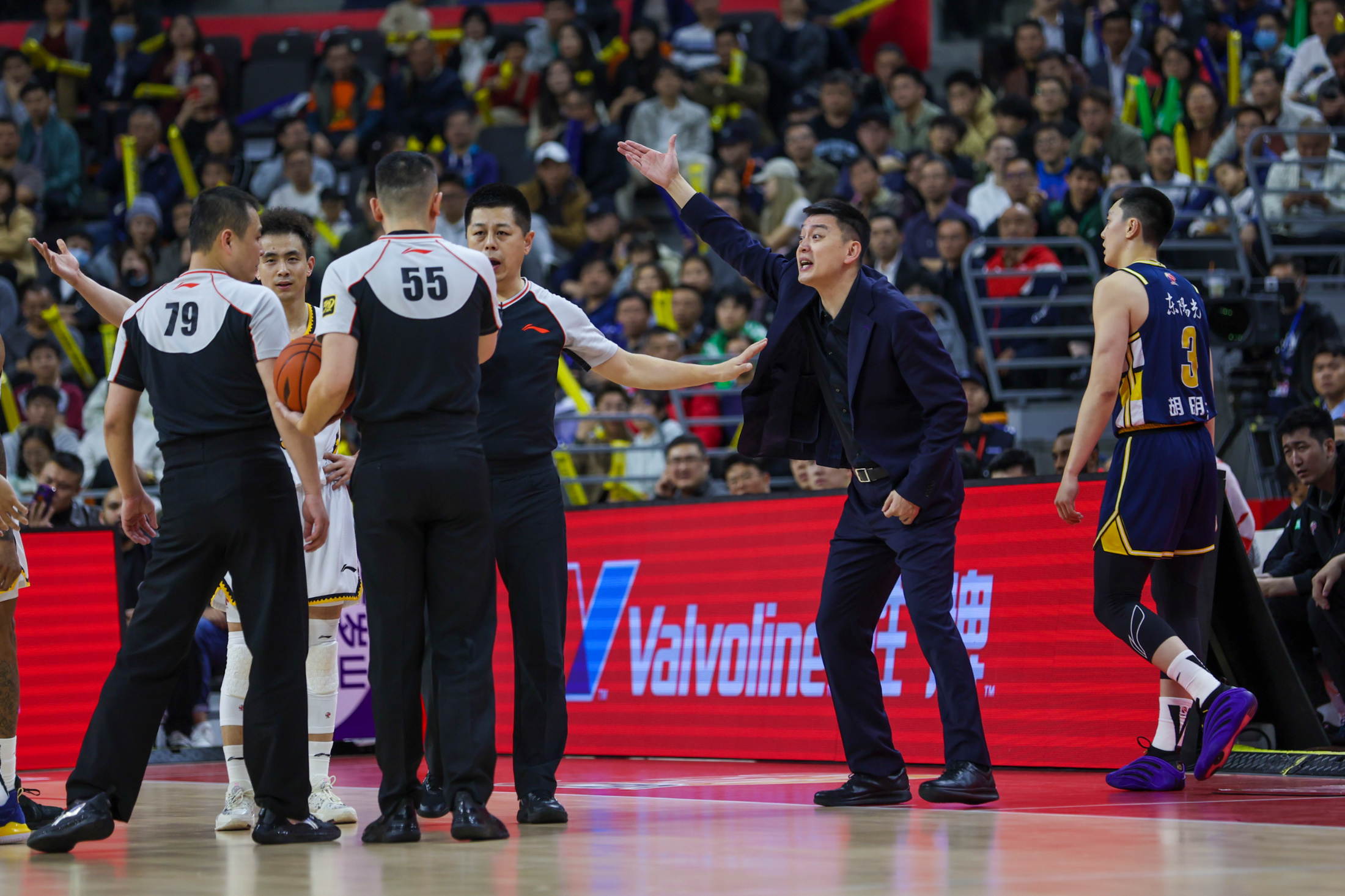 爱游戏推荐2025包含冲刺阶段CBA季后赛焦点战，广州队绝杀压哨，气氛紧张，团队化学反应显著的词条