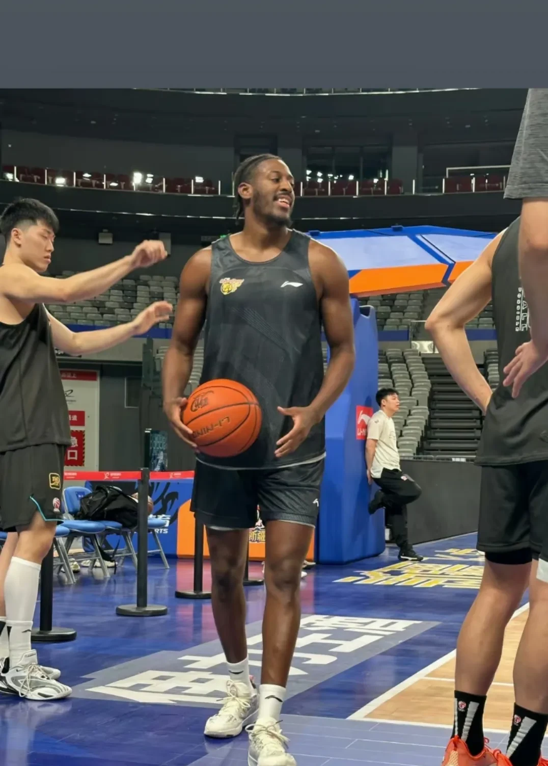 关于阿贾克斯发布备战花絮，赛前战术微调，CBA季后赛任务艰巨，控场能力受关注的信息