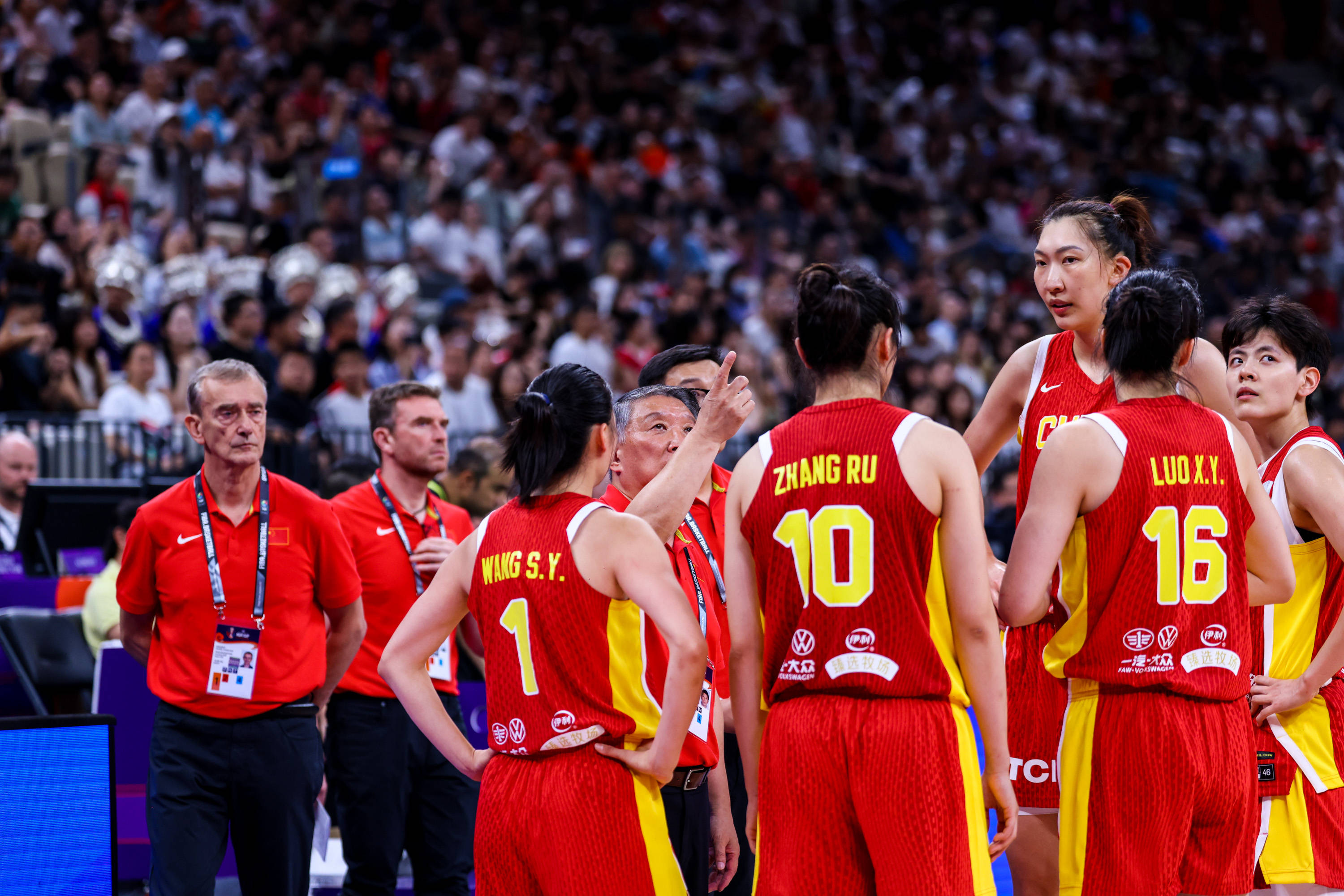 关于深圳男篮迎意大利杯关键赛，国际比赛日队长鼓劲，气氛紧张，年轻球员得到机会的信息